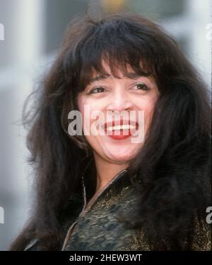 **FOTO DEL FILE** Ronnie Spector è passato. Ronnie Spector 1990 Foto di Adam Sculll/PHOTOlink.net/MediaPunch Foto Stock