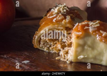 pancake salato con pollo grattugiato, salsa di pomodoro, formaggio e taglio a lama keio, fuoco selettivo, sfondo bianco e spazio copia Foto Stock