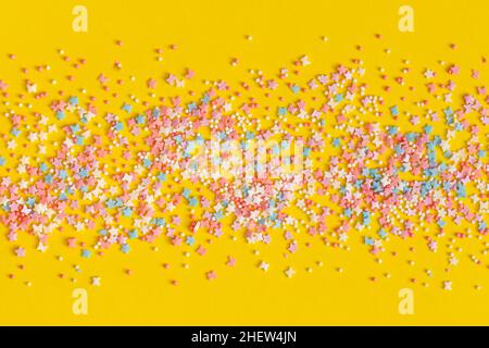 Cosparge colorate su sfondo giallo Foto Stock