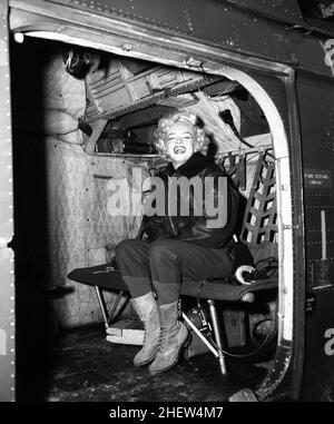 Marilyn Monroe in elicottero, in visita alle truppe in Corea, febbraio 1954. Foto Stock