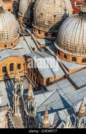 Affacciato sulla chiesa di marco a venezia dal campanile de San Marco Foto Stock