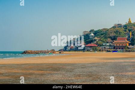 Il Tempio a Khao Tao Beach a Khao Tao a sud di Hua Hin, Prachuap Khiri Khan Provincia, Thailandia Foto Stock