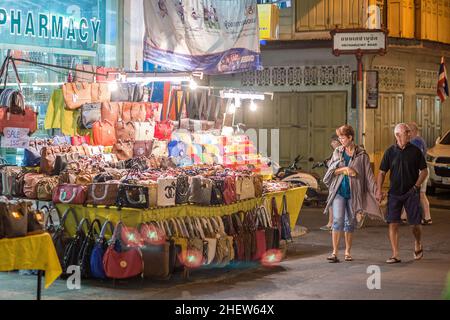 Scena urbana di Hua Hin d'epoca di notte. Si tratta di un vecchio villaggio di pescatori che divenne una delle destinazioni di viaggio più popolari in Thailandia. Foto Stock