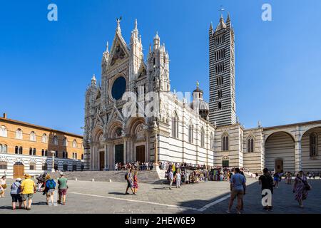 Siena, Italia, 2021 agosto – esterno del Duomo di Siena, costruito nel 13th secolo in stile gotico Foto Stock