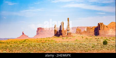 Camel Butte è un gigante di formazione di arenaria nella Monument Valley che assomiglia a un cammello quando visto da sud Foto Stock