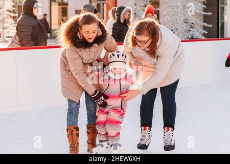 Slovakia.Bratislava.05.01.2020.Outdoor.Winter sport.People pattinaggio su ghiaccio sulla pista di pattinaggio del parco cittadino in Europa. Attività invernali all'aperto. Foto Stock