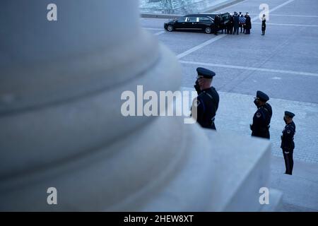 Washington, DC. 12th Jan 2022. I resti dell'ex senatore Harry Reid (D-NV) sono portati via su Capitol Hill il 12 gennaio 2022, a Washington, DC. Credit: Brendan Smitalowski/Pool via CNP/dpa/Alamy Live News Foto Stock