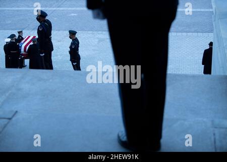 Washington, DC. 12th Jan 2022. I resti dell'ex senatore Harry Reid (D-NV) sono portati via su Capitol Hill il 12 gennaio 2022, a Washington, DC. Credit: Brendan Smitalowski/Pool via CNP/dpa/Alamy Live News Foto Stock