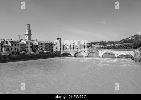 Splendida vista sulle vecchie case sul lungomare dell'Adige, sul Ponte pietra e sul campanile bianco del Duomo di Verona in Italia. Verona è un pop Foto Stock