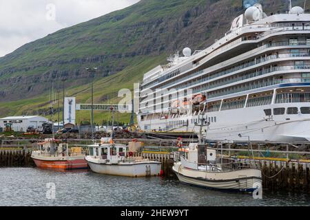 Nave da crociera nel porto di Seydisfjordur nell'Islanda orientale Foto Stock