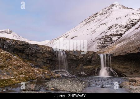 Cascata Skutafoss nella valle di Thorgeirsstadadalur nell'Islanda orientale in un giorno d'autunno soleggiato Foto Stock