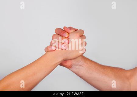 mano nella mano simboleggia il lavoro di squadra e la fiducia Foto Stock