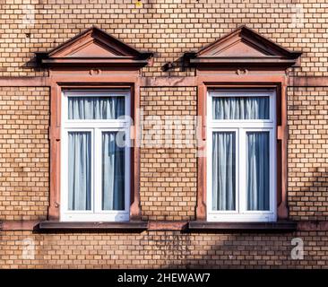 facciata di casa classicistica con pareti in mattoni e finestre moderne Foto Stock