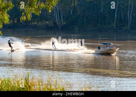 Sciatori d'acqua sul fiume Balonne a St George, Queensland, Australia Foto Stock