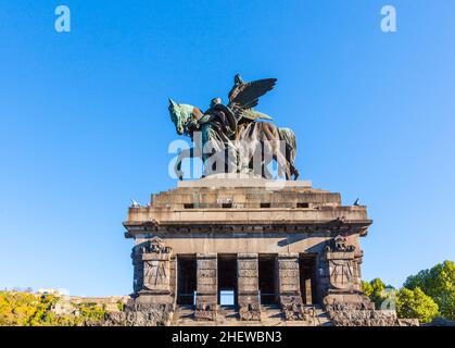 Monumento a Kaiser Wilhelm I (Imperatore Guglielmo) su Deutsches Ecke (angolo tedesco) a Coblenza, Germania. Foto Stock