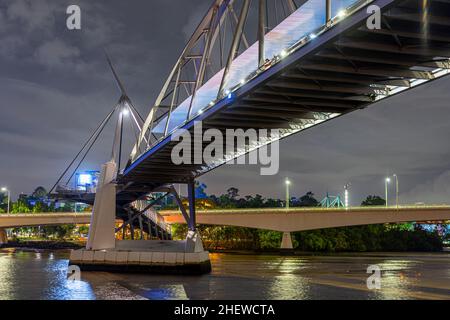 Ponte pedonale di buona volontà sul fiume Brisbane di notte. Brisbane, Queensland, Australia Foto Stock
