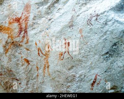 I Boscimani (SAN) le pitture rupestri di esseri umani e di antilopi, Drakensberg mountains, Sud Africa Foto Stock