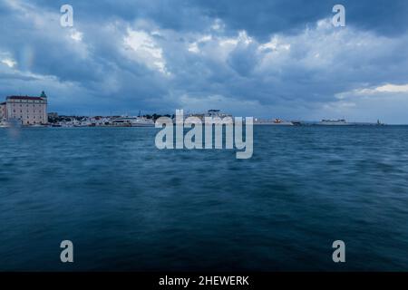 Vista serale delle barche a Spalato, Croazia Foto Stock