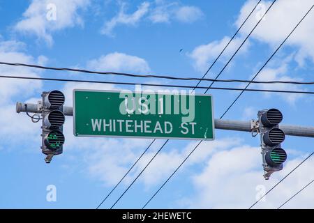 All'inizio dell'autostrada US 1 a Key West a Whitehead Street sotto il cielo blu con semaforo Foto Stock