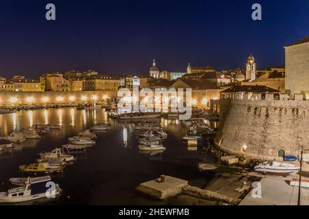 Vista serale delle barche nella città vecchia di Dubrovnik, Croazia Foto Stock