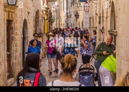 DUBROVNIK, CROAZIA - 30 MAGGIO 2019: Folle di turisti nella città vecchia di Dubrovnik, Croazia Foto Stock