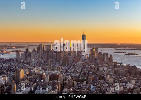 Speculare vista sullo skyline di New York di notte Foto Stock