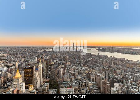 Speculare vista sullo skyline di New York di notte Foto Stock