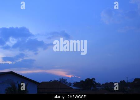 Bella sollievo da stress al tramonto sotto il cielo blu arancione Blu sfumatura sfondo Copia spazio Foto Stock