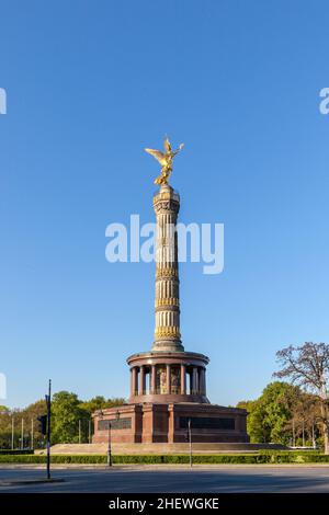 Colonna della Vittoria Siegessaule a Berlino Germania sotto il cielo blu Foto Stock