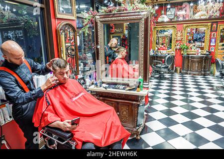 Miami Florida Mary Brickell Village RazzleDazzle Barbiere pioggia abbagliare dentro l'uomo interno ottenendo capelli tagliati Foto Stock