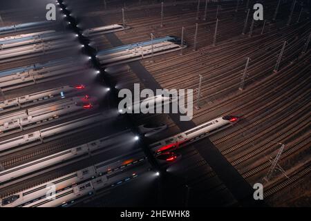 NANJING, CINA - 13 GENNAIO 2022 - i treni EMU sono pronti per la partenza presso la stazione operativa del treno South Bullet di Nanjing, capitale dell'Est Foto Stock