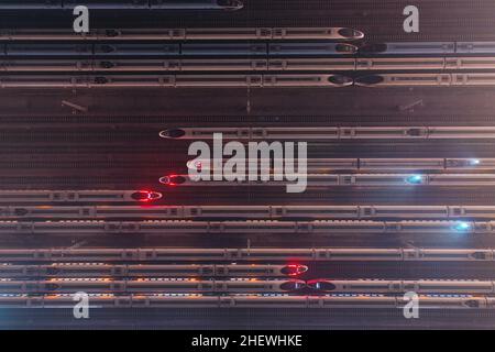 NANJING, CINA - 13 GENNAIO 2022 - i treni EMU sono pronti per la partenza presso la stazione operativa del treno South Bullet di Nanjing, capitale dell'Est Foto Stock