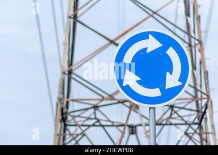 Un telaio di metallo massiccio e alto per torre elettrica distribuisce l'energia di tensione con i cavi di cablaggio allungati sopra , si trova sotto il trasparente e. Foto Stock