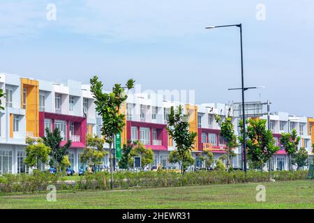 Bella e colorata area commerciale della città con bellissimo parco naturale pubblico verde nella parte anteriore Foto Stock