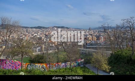 Vista dall'alto dei quartieri dell'Outskirt di Barcellona dal monte. Spagna Foto Stock