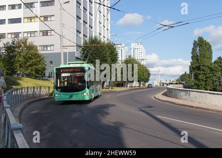 Kaliningrad, Russia - Agosto 03 2019: La vista del tram verde sulla strada in estate il 03 2019 agosto a Kaliningrad, Russia. Foto Stock