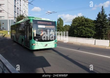 Kaliningrad, Russia - Agosto 03 2019: La vista del tram verde sulla strada in estate il 03 2019 agosto a Kaliningrad, Russia. Foto Stock