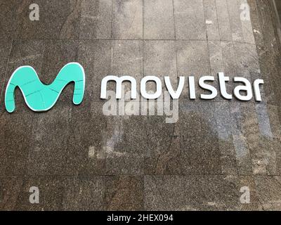 Logo della moderna costruzione dell'operatore di telecomunicazioni telefonica Movistar sede centrale a Caracas Foto Stock