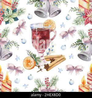 Modello senza cuciture con VIN brulé, cannella e candele di Capodanno su sfondo bianco isolato. Acquerello illustrazione di Natale Foto Stock