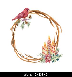 Corona di legno con arredo festivo invernale - un uccello rosso su un ramo di abete rosso, candele con fiori di paduba. Illustrazione dell'acquerello Foto Stock