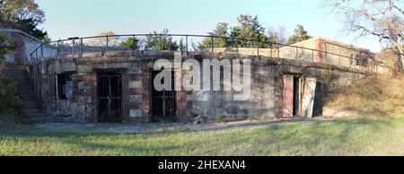 Magazzino saccheggiato della batteria Nine Gun, abbandonate installazioni di artiglieria costiera del Fort Hancock, colpo panoramico, Sandy Hook, Middletown, NJ Foto Stock