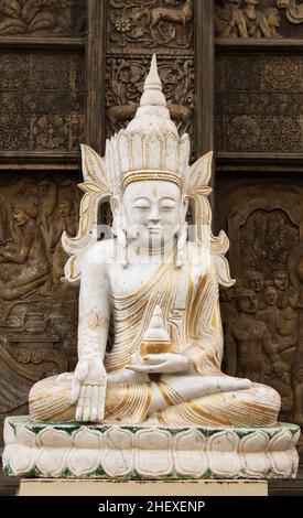 Statua del Buddha al Tempio di Gangaramaya, è uno dei templi più importanti di Colombo, Sri Lanka Foto Stock