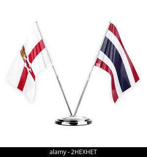 Due bandiere di tabella isolate su sfondo bianco 3D illustrazione, irlanda del Nord e thailandia Foto Stock