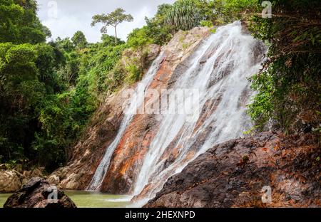 Na Muang cascata Koh Samui Isola Thailandia, Namuang cascata, cascata acqua caduta, paesaggio di rocce di montagna, foresta tropicale giungla, viaggi Foto Stock