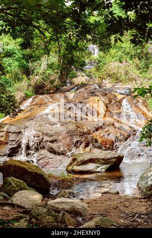 Na Muang cascata Koh Samui Isola Thailandia, Namuang cascata, cascata acqua caduta, paesaggio di rocce di montagna, foresta tropicale giungla, viaggi Foto Stock