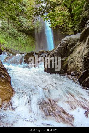 La cascata la Fortuna vicino al Parco Nazionale Arenal in Costa Rica Foto Stock