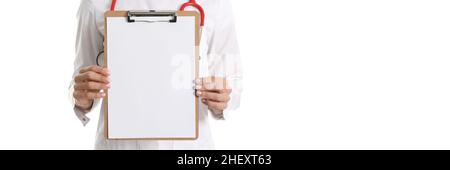 Medico che tiene appunti bianchi su sfondo bianco Foto Stock
