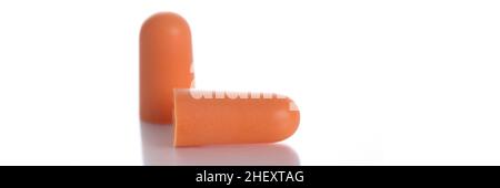 Due morbidi tappi auricolari arancioni su sfondo bianco Foto Stock