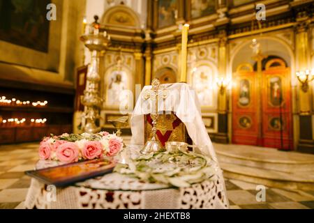 Tavolo con un crocifisso davanti all'altare nella Chiesa di Santa Sava a Tivat. Montenegro Foto Stock