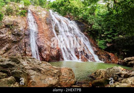 Na Muang cascata Koh Samui Isola Thailandia, Namuang cascata, cascata acqua caduta, paesaggio di rocce di montagna, foresta tropicale giungla, viaggi Foto Stock